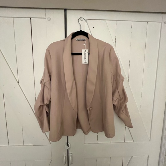 Brand: Glamaker
Blazer/Jacket
Size Med
Color light pink
Stunning light-weight - Picture 3 of 5